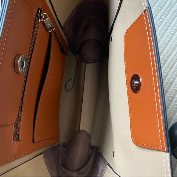 Elegant Two-Tone Shoulder Bag - Picture 12 of 13